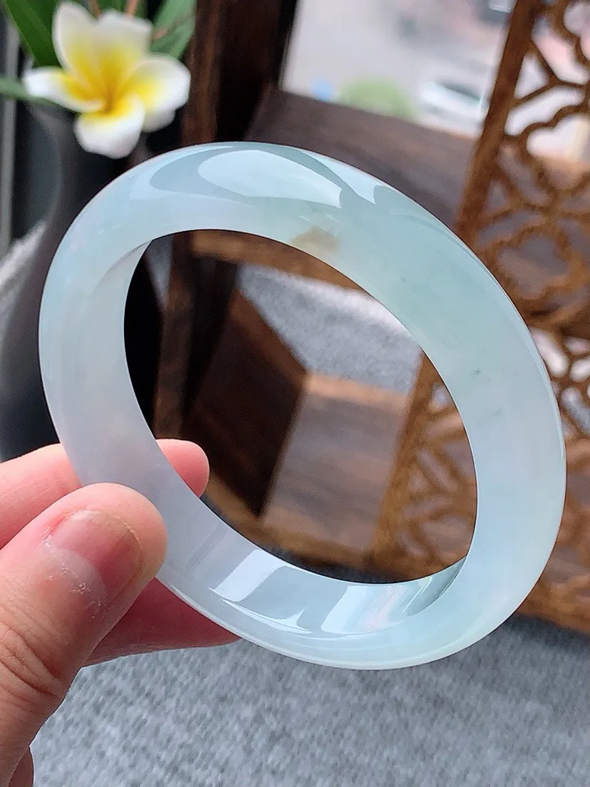 a货翡翠老坑飘黄翡飘花正装正圈手镯56-57圈口  尺寸56.3×12.6×8mm 重量57.00g