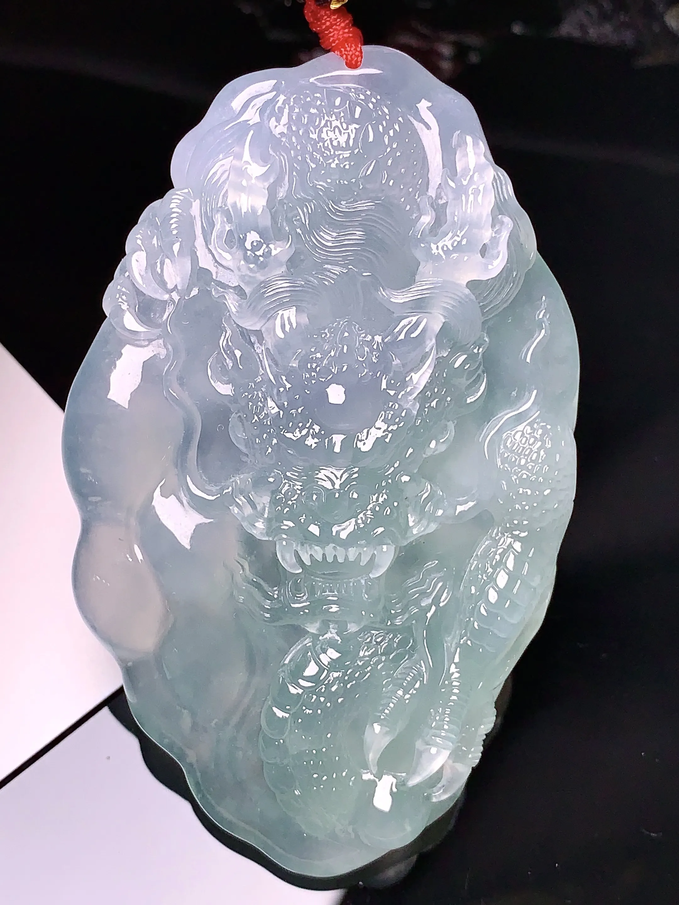 冰种飘绿龙吊坠 玉质细腻 色泽艳丽  整体尺寸69.2*43.2*10.5