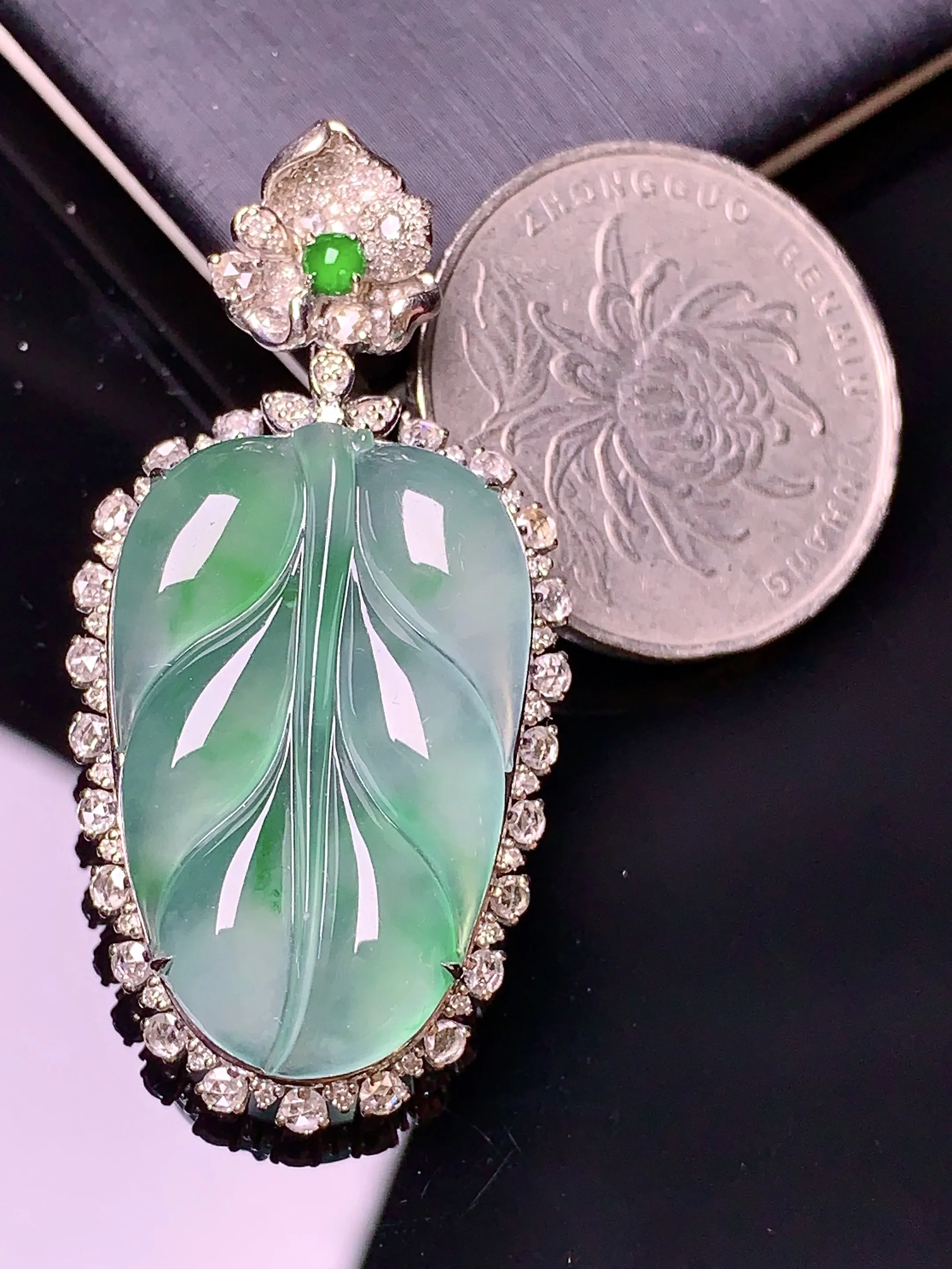 18k金钻镶嵌冰种树叶吊坠 玉质细腻 色泽艳丽  整体尺寸43.4*21.6*9.2