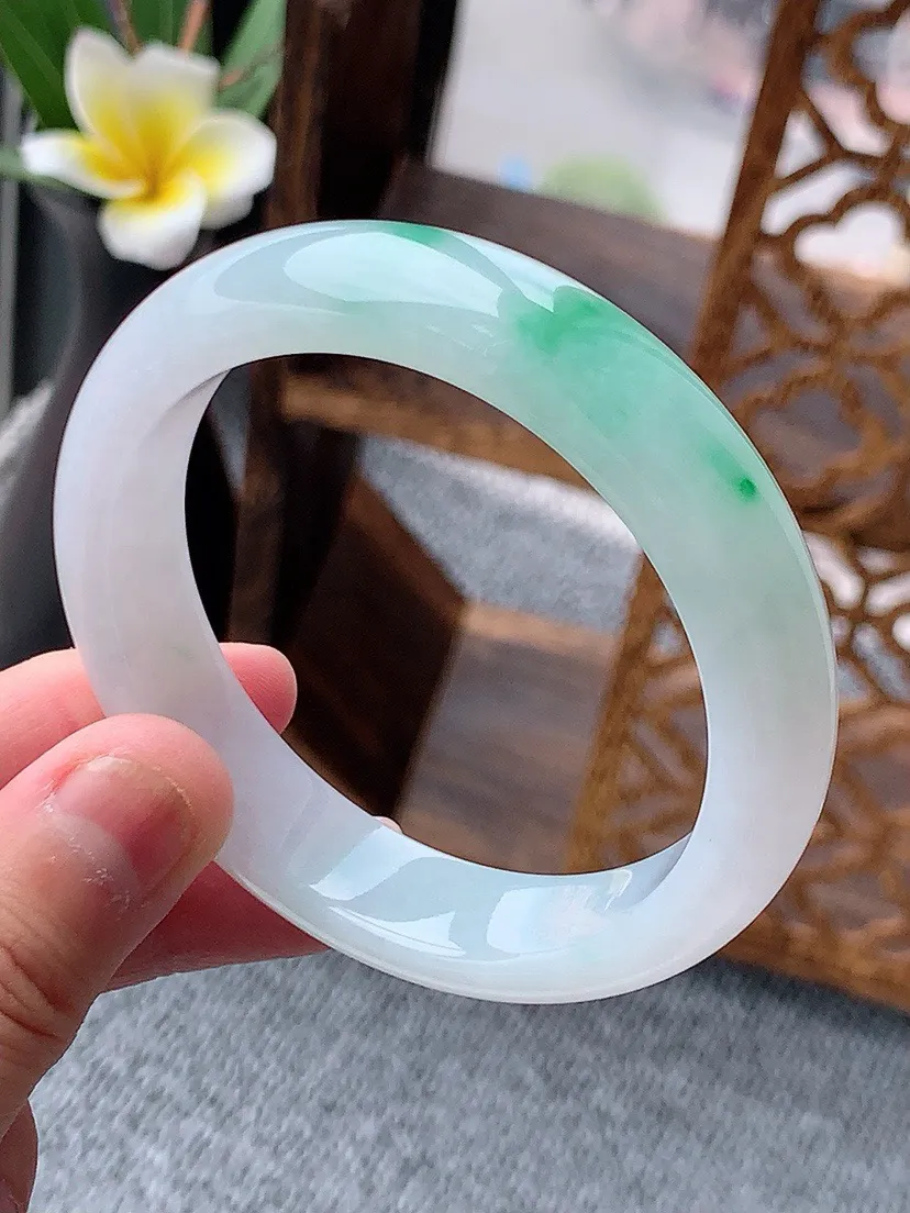 a货翡翠老坑飘绿正装正圈手镯53-54圈口  尺寸53.8×13×7.7mm 重量54.88g 0531