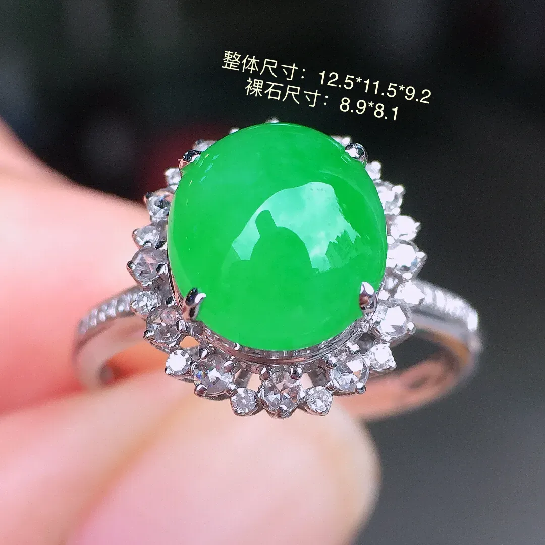 阳绿蛋面戒指，色泽均匀艳丽，玉质细腻，荧光感超
强，饱满水润，气质满满。18k
金豪华镶嵌
