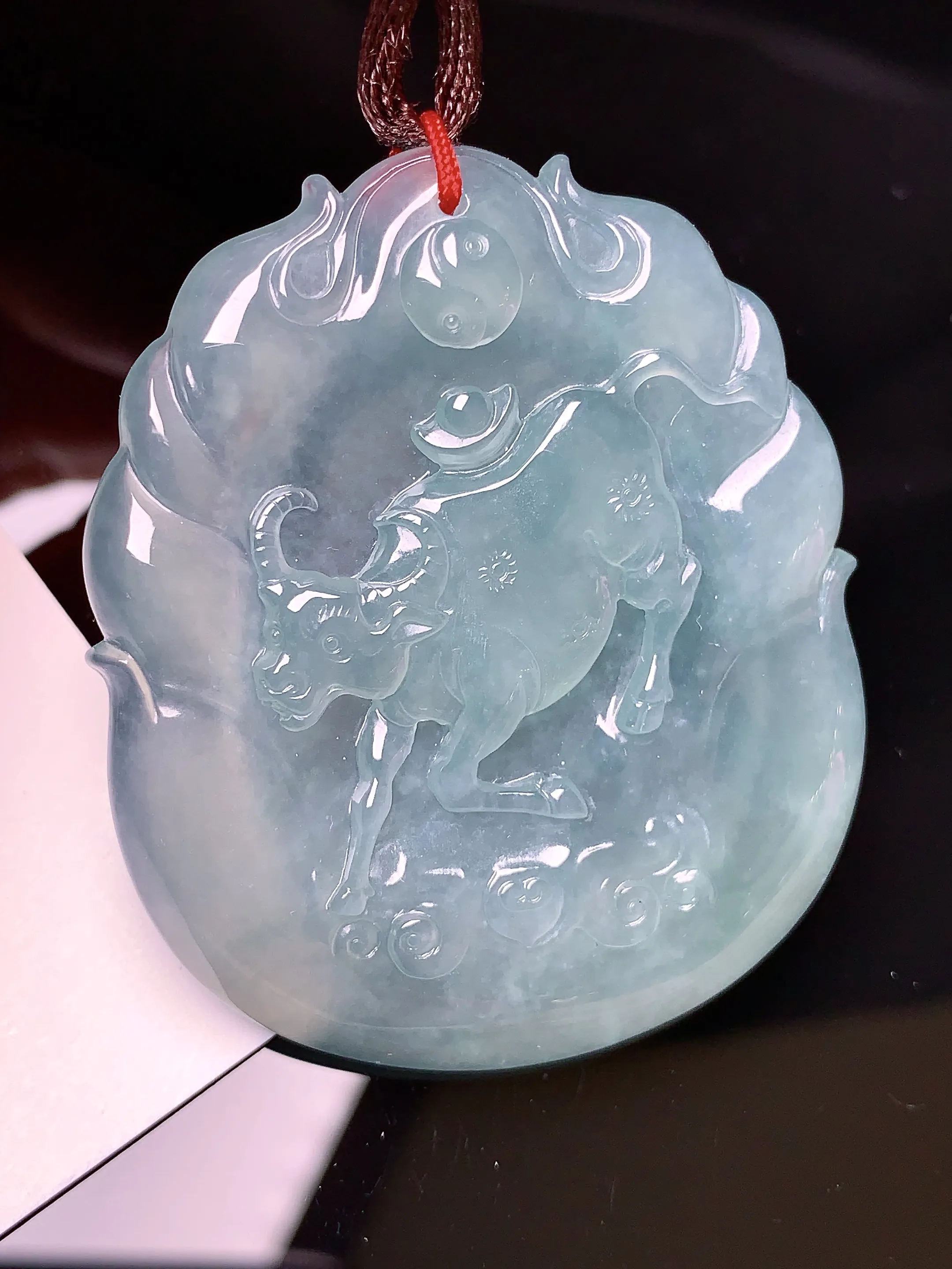 冰种生肖牛吊坠 玉质细腻 色泽艳丽  整体尺寸47.5*40*4.8
