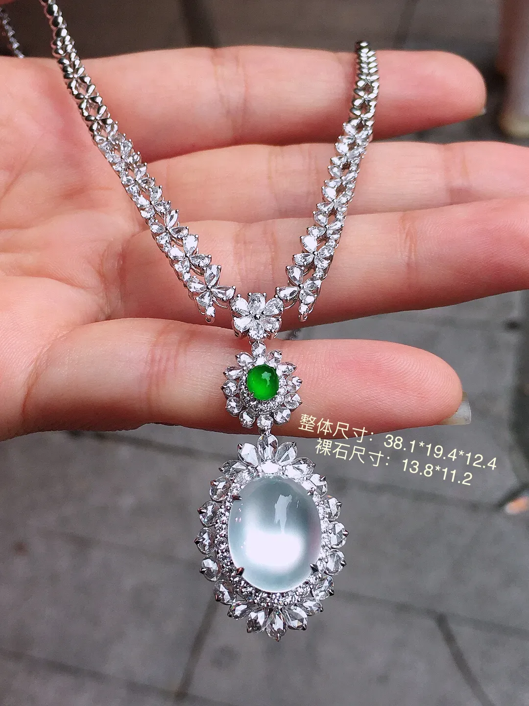 玻璃种蛋面项链，玉质细腻，荧光感超
强，饱满水润，气质满满。18k
金豪华镶嵌。 含18k金链子