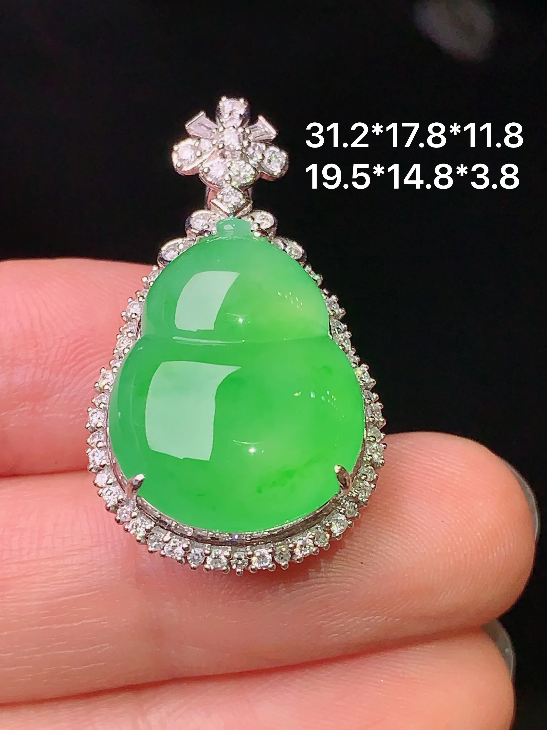 18k金钻镶嵌翠绿葫芦吊坠 玉质细腻 色泽艳丽  整体尺寸31.2*17.8*11.8