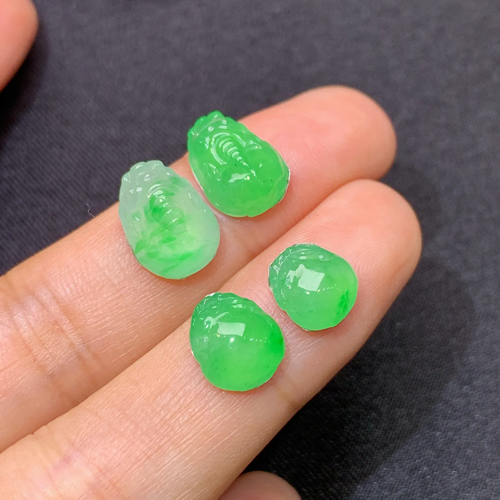 冰阳绿貔貅一手，镶嵌佳品，冰润色阳，玉质细腻，种水足 尺寸11.1*8.1*6