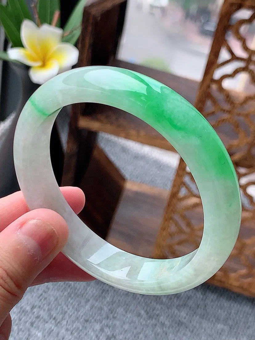 a货翡翠老坑飘阳绿正装正圈手镯58-59圈口 尺寸58.5×12.5×8mm 重量59.76g 0531