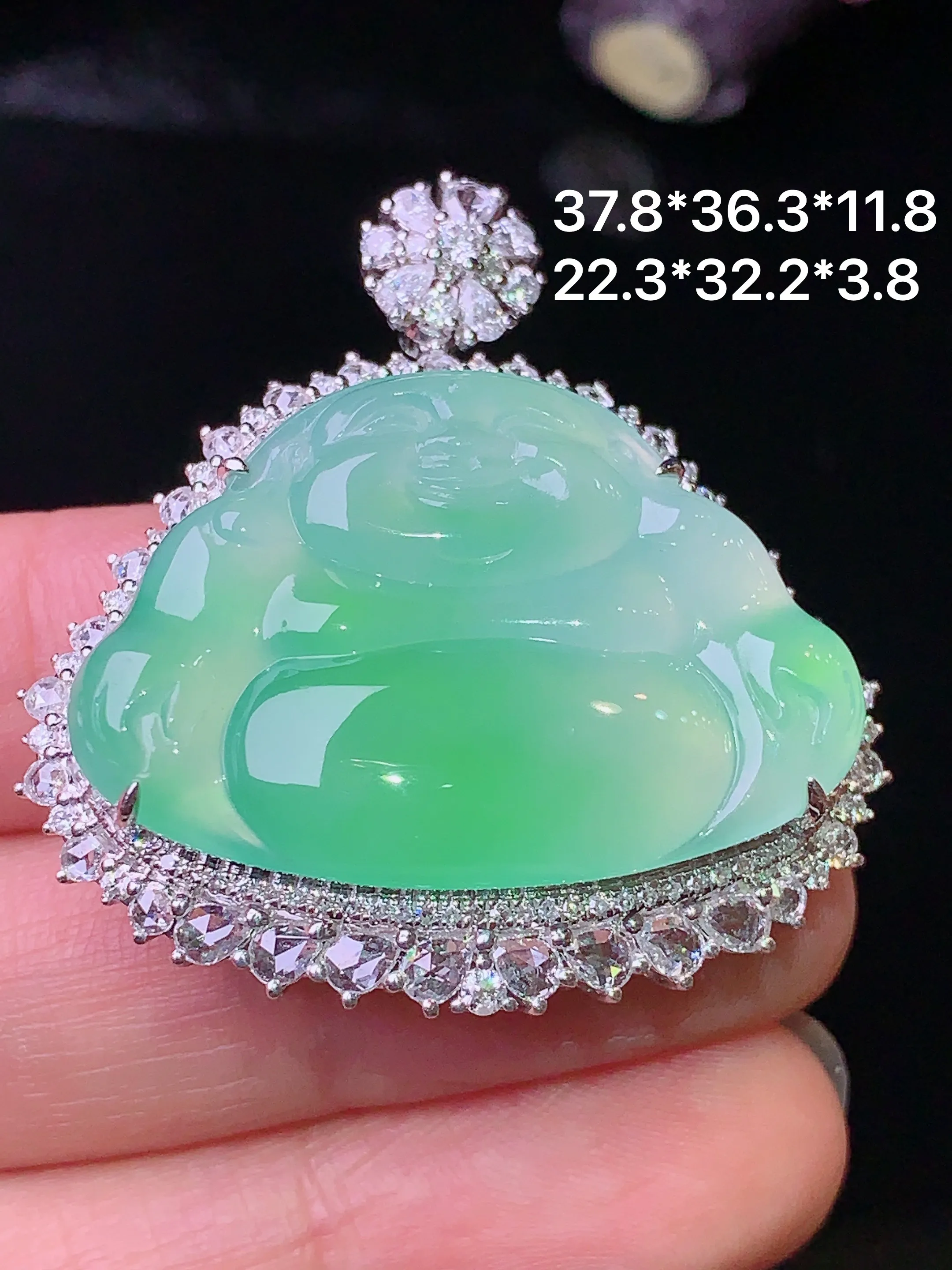 18k金钻镶嵌冰种浅绿佛公吊坠 玉质细腻 色泽艳丽  整体尺寸37.8*36.3*11.8