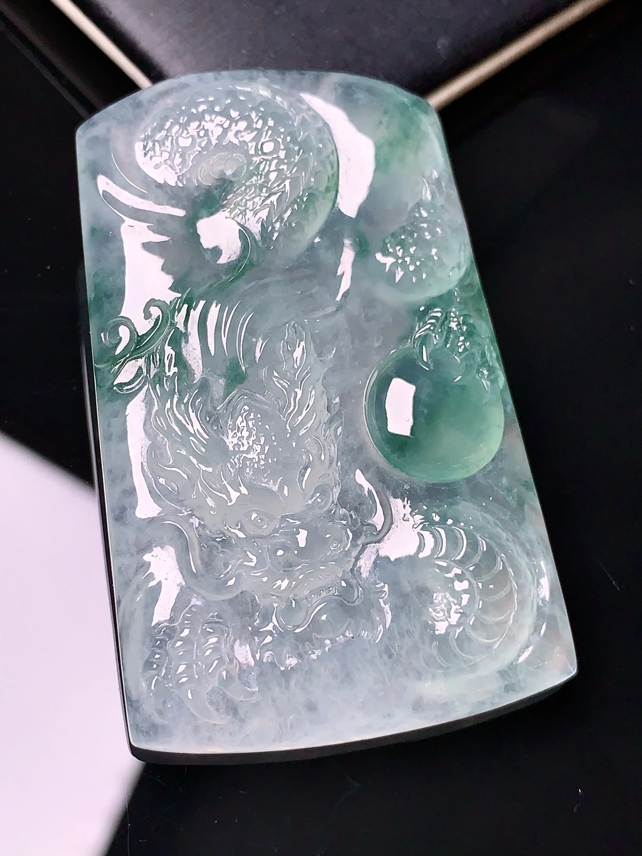 冰种飘绿龙牌吊坠 玉质细腻 色泽艳丽  整体尺寸51.3*31.8*6.6
