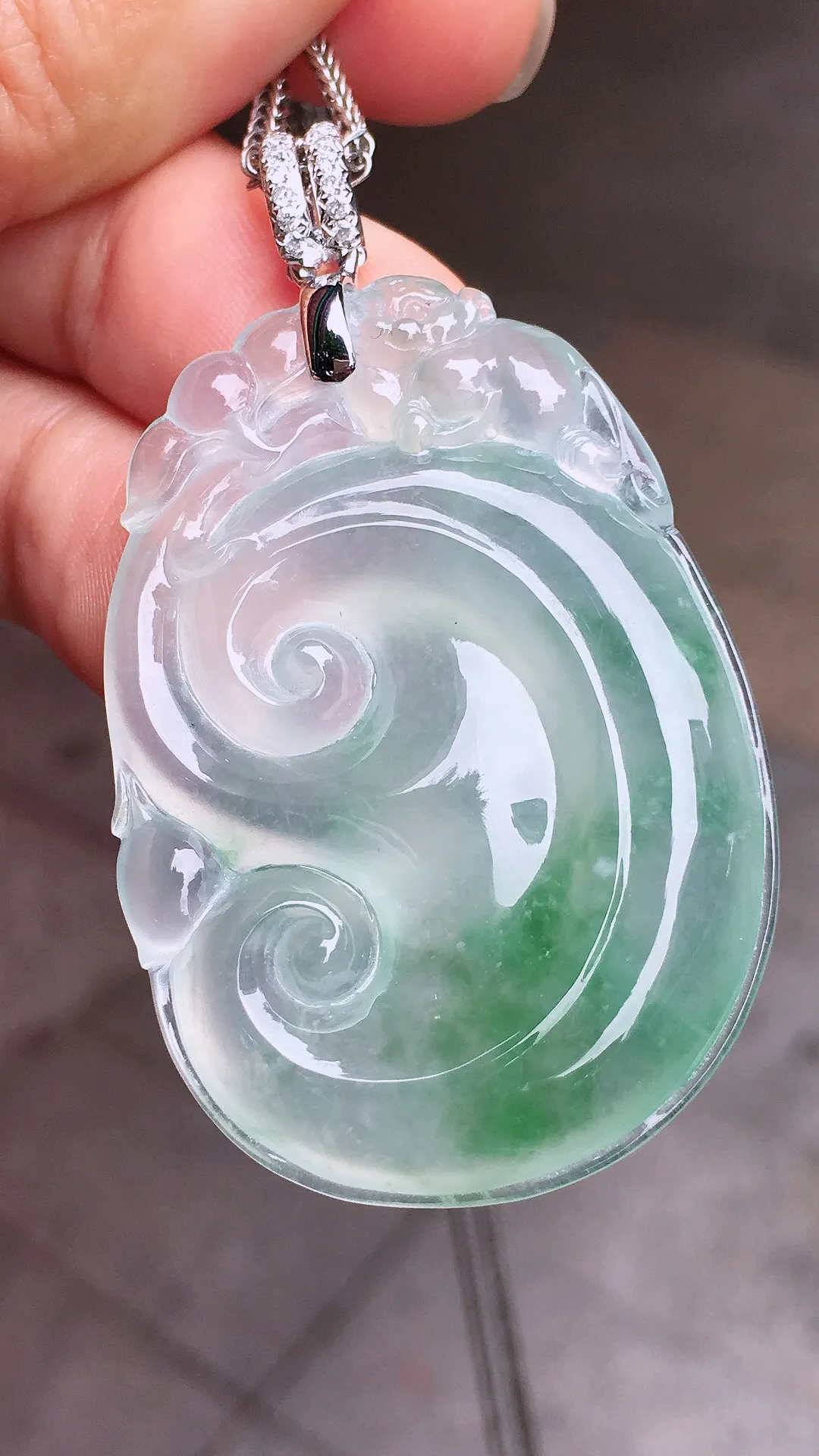 冰飘绿如意吊坠，色泽艳丽，玉质细腻，荧光感超
强，饱满水润，气质满满。18k
金豪华镶嵌