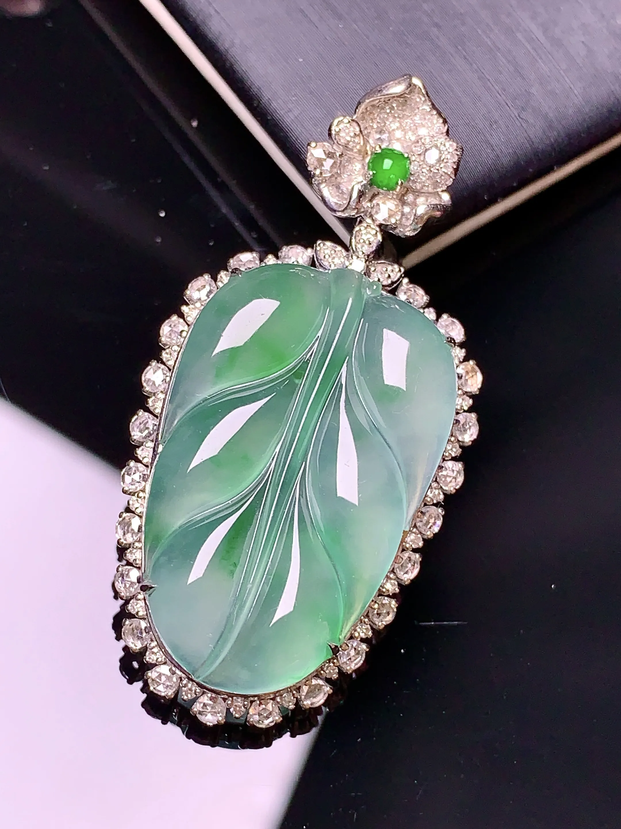 18k金钻镶嵌冰种树叶吊坠 玉质细腻 色泽艳丽  整体尺寸43.4*21.6*9.2