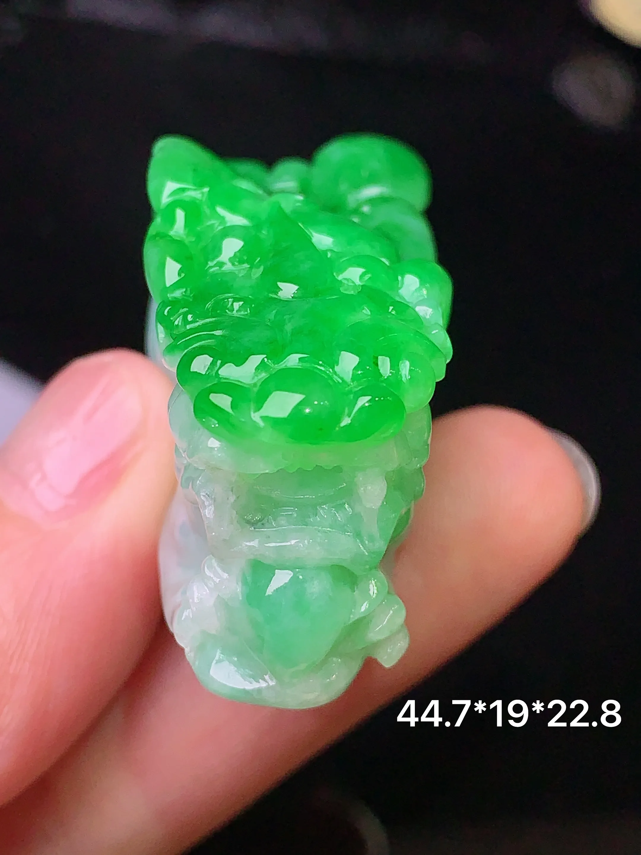 翠绿貔貅吊坠 玉质细腻 色泽艳丽  整体尺寸44.7*19*22.8