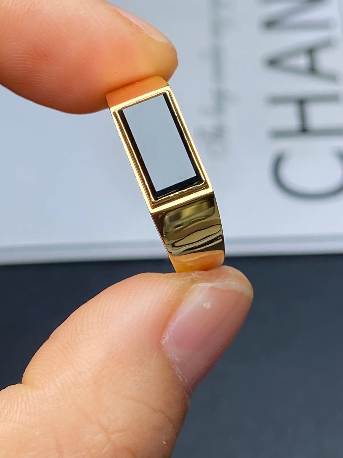 【墨翠戒指】
18k 黄金镶嵌  黑度好 灯打通透  品相饱满大气 尺寸20