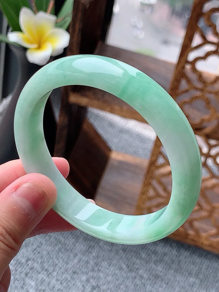 a货翡翠老坑飘绿正装正圈手镯56-57圈口  尺寸56.3×12×7.3mm 重量50.35g 0531