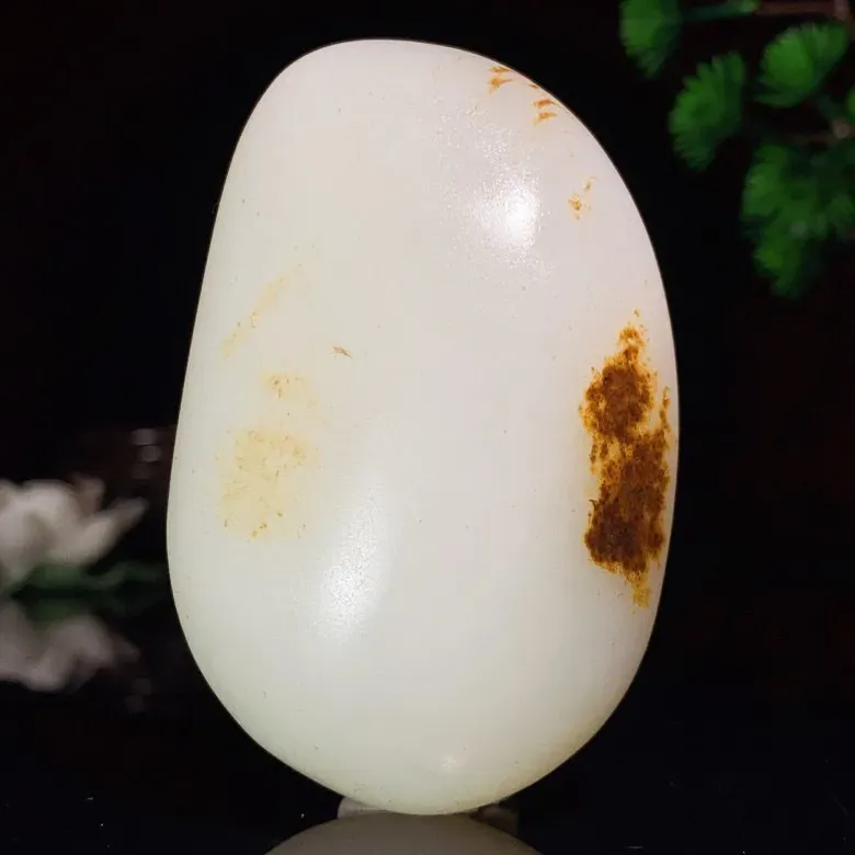 新疆山料羊脂白原石把件。尺寸77/50/26重164克。白度一级。玉质细腻油润。手推出油。品相大气。