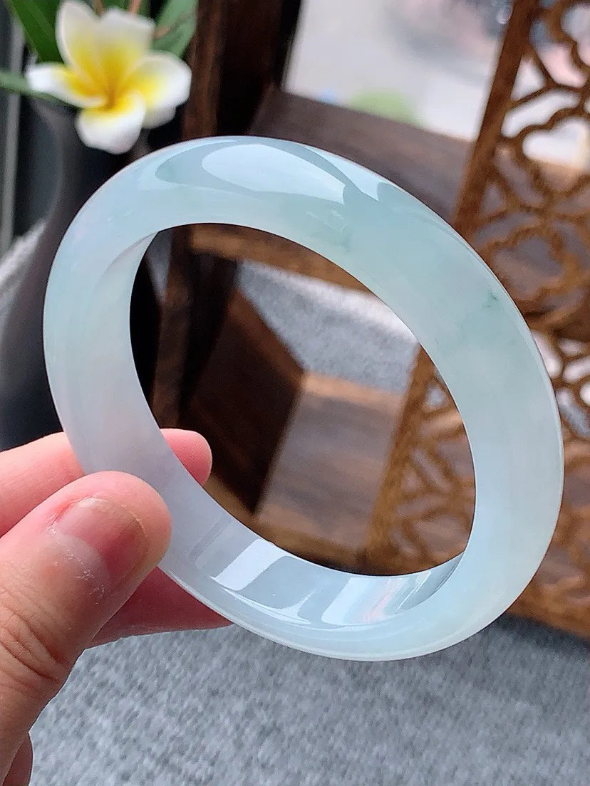 a货翡翠老坑飘黄翡飘花正装正圈手镯56-57圈口  尺寸56.3×12.6×8mm 重量57.00g