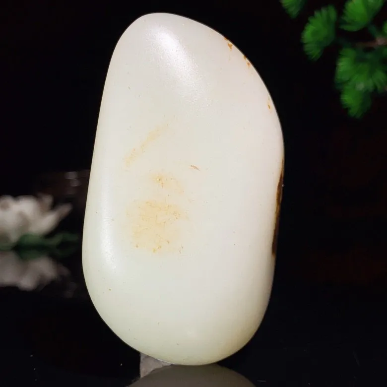 新疆山料羊脂白原石把件。尺寸77/50/26重164克。白度一级。玉质细腻油润。手推出油。品相大气。lt250529