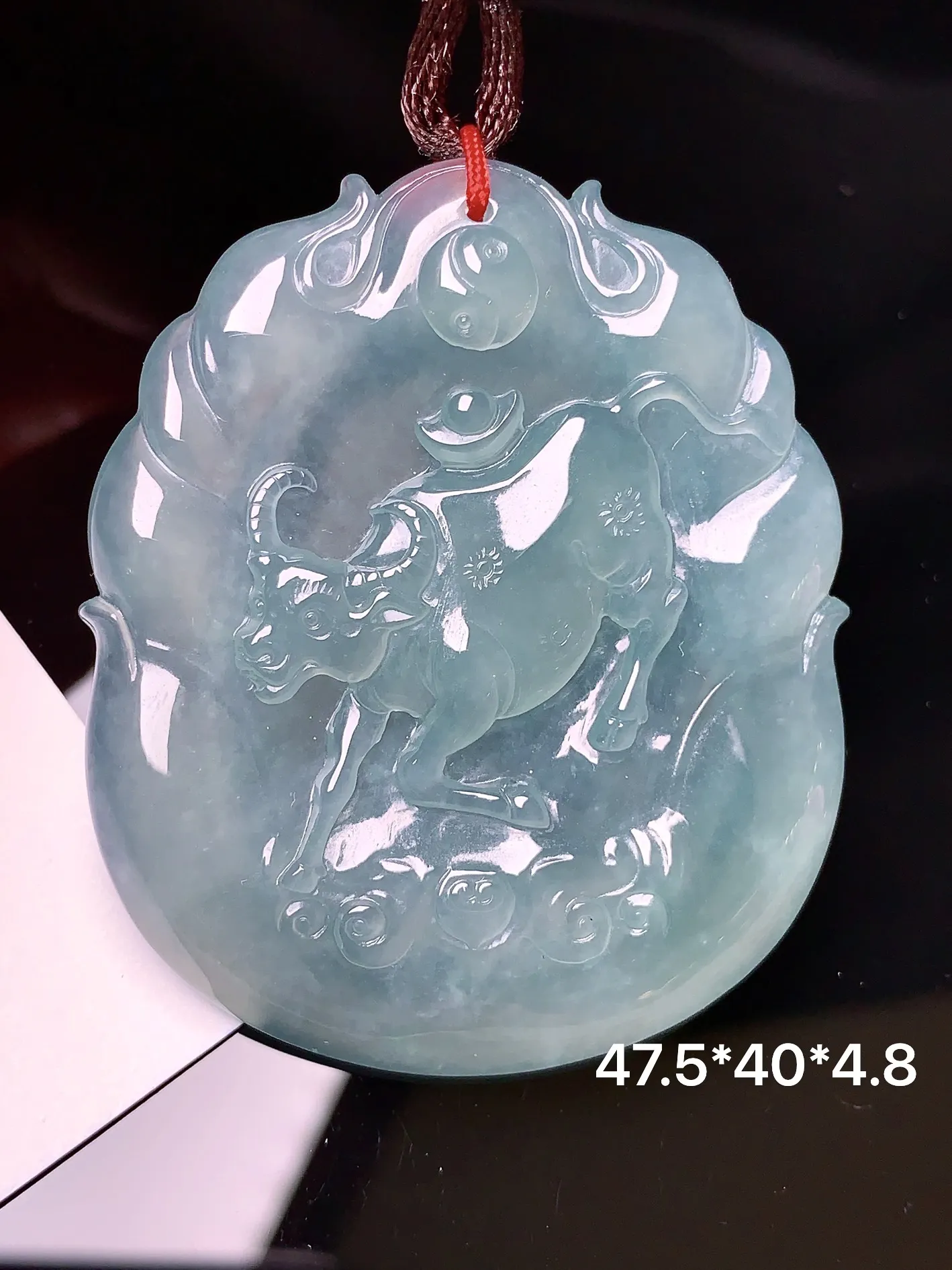 冰种生肖牛吊坠 玉质细腻 色泽艳丽  整体尺寸47.5*40*4.8