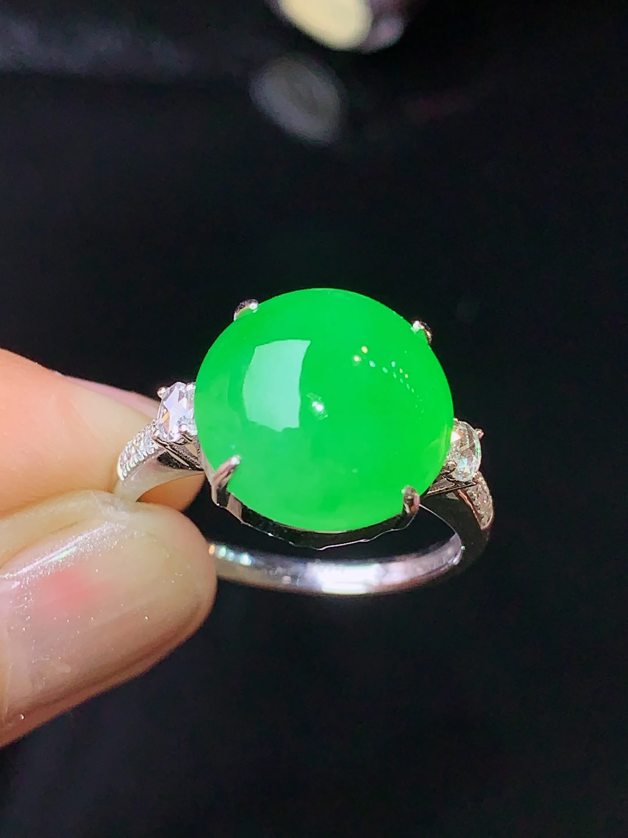 18k金钻镶嵌翠绿蛋面戒指 玉质细腻 色泽艳丽  圈口13.5 裸石尺寸12.1*5.2