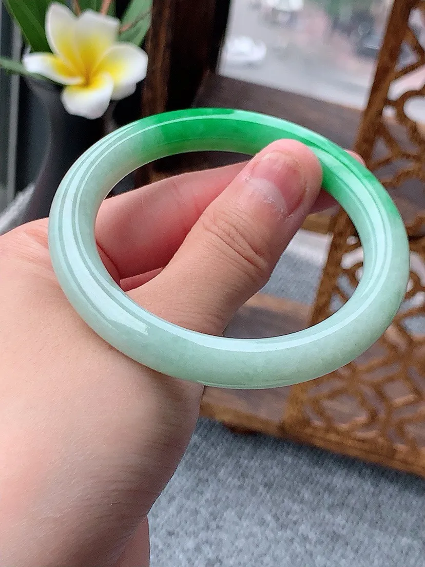 a货翡翠老坑飘绿圆条手镯54-55圈口 尺寸54×8.7mm 重量41.76g 0531