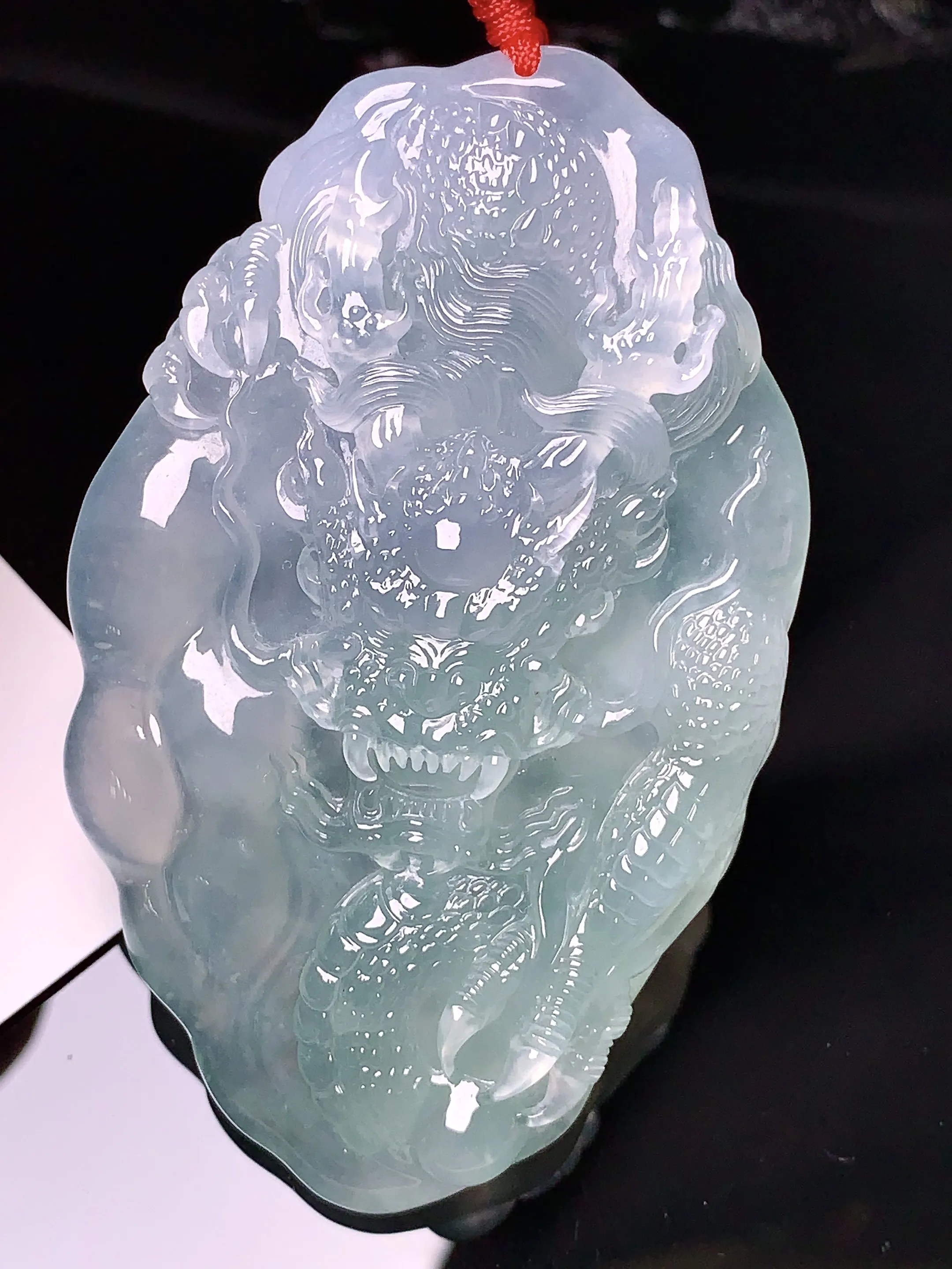 冰种飘绿龙吊坠 玉质细腻 色泽艳丽  整体尺寸69.2*43.2*10.5