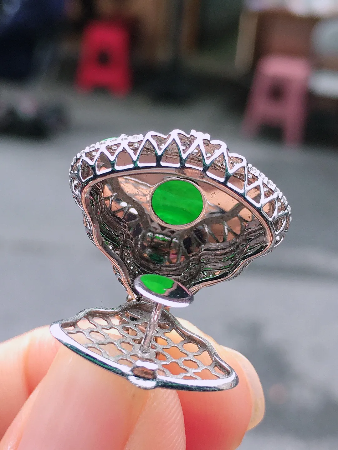 阳绿佛公吊坠，色泽均匀艳丽，玉质细腻，荧光感超
强，饱满水润，气质满满。18k
金豪华镶嵌