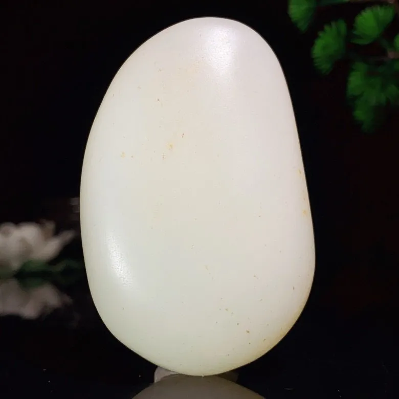 新疆山料羊脂白原石把件。尺寸77/50/26重164克。白度一级。玉质细腻油润。手推出油。品相大气。lt250529