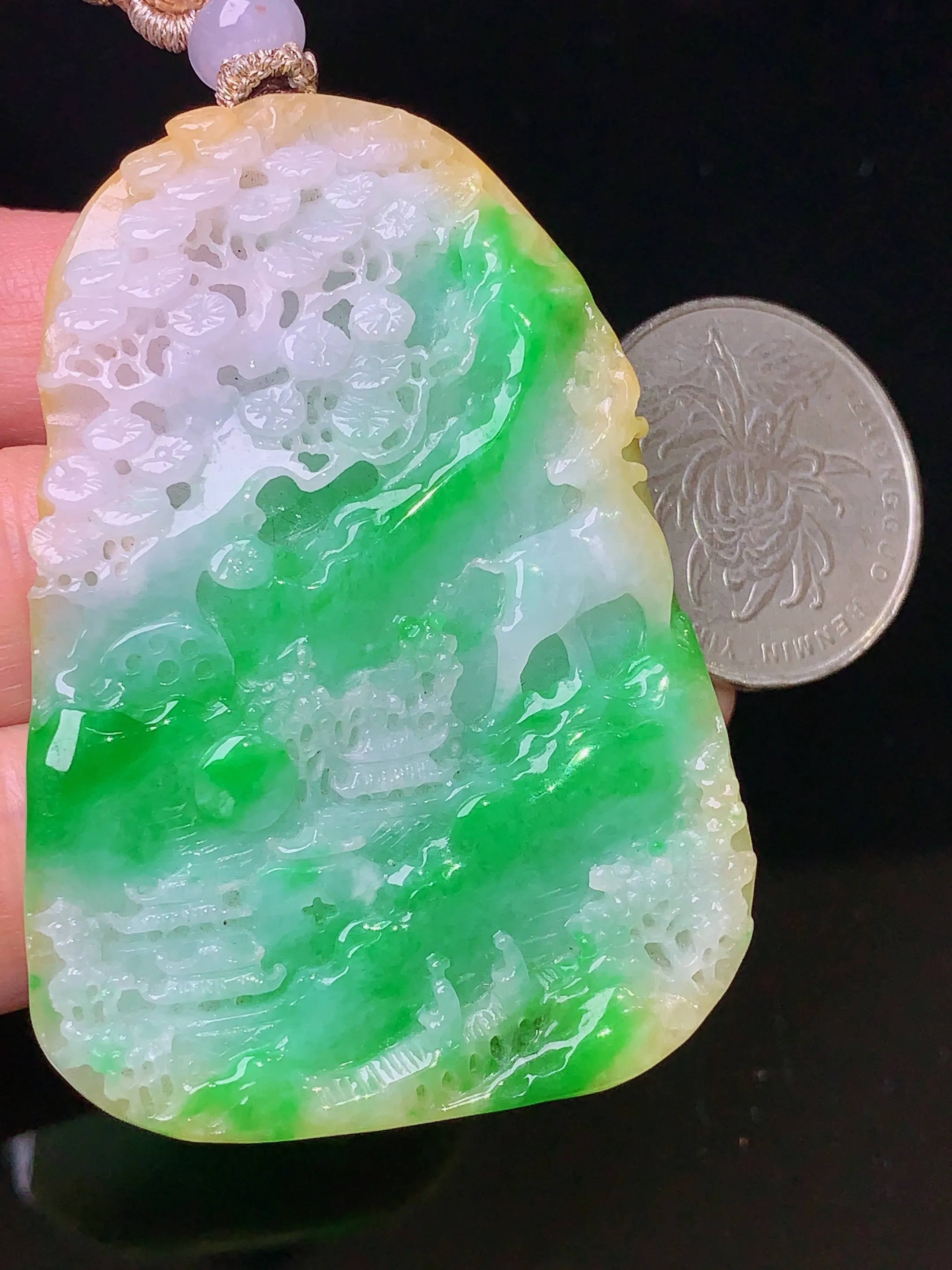 黄加绿山水牌吊坠 玉质细腻 色泽艳丽  整体尺寸58*40.8*8.2