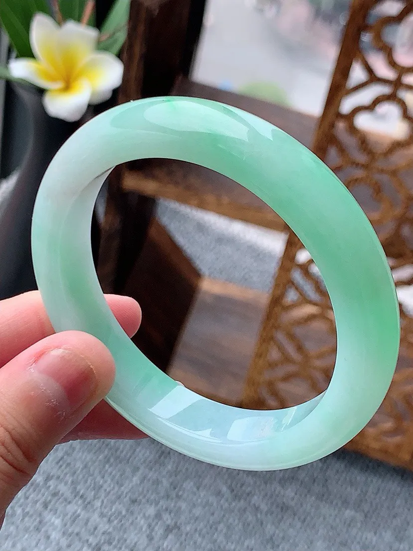 a货翡翠老坑飘绿正装正圈手镯55-56圈口 尺寸55.8×11.4×8.5mm 重量57.54g 0
