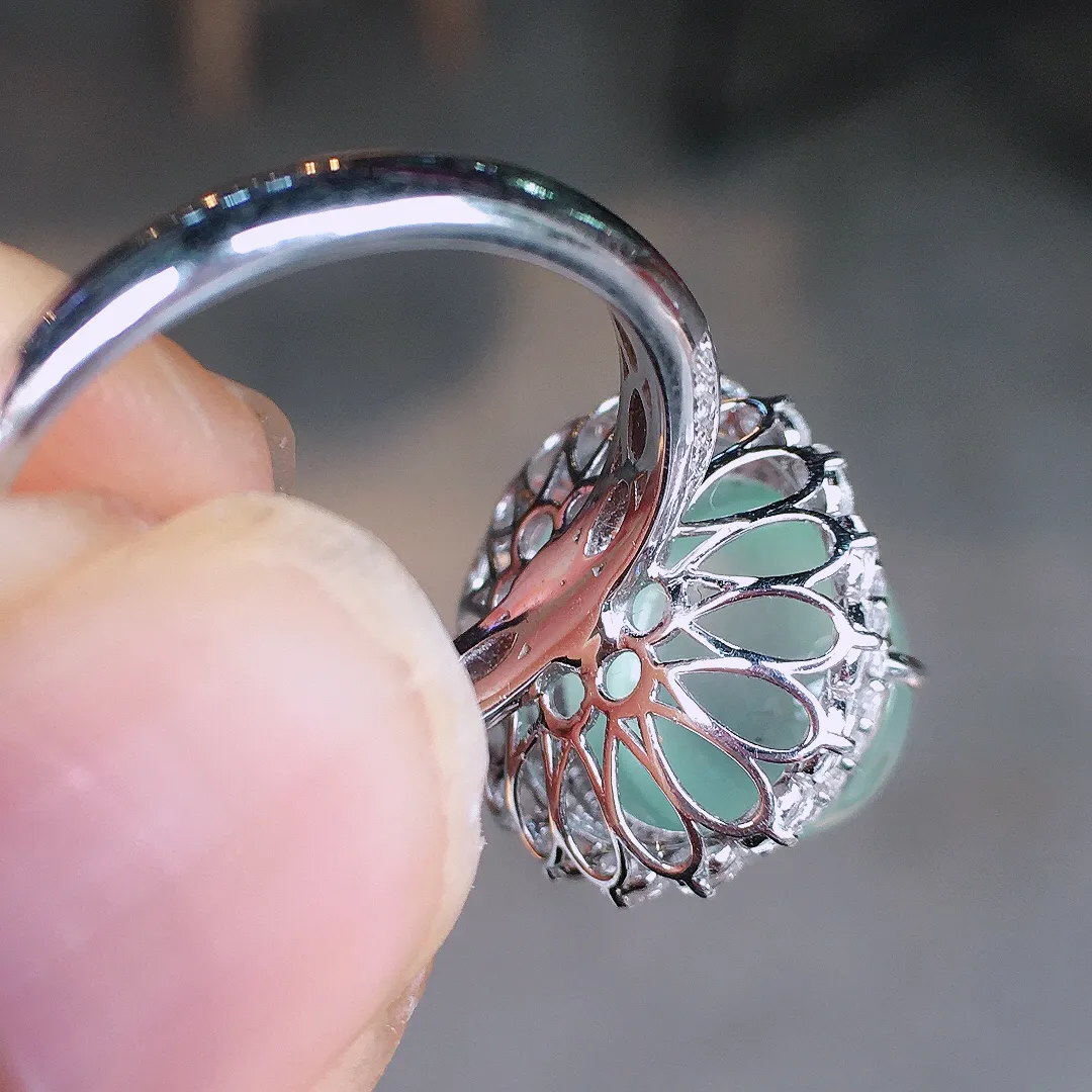 冰种蛋面戒指，玉质细腻，荧光感超
强，饱满水润，气质满满。18k
金豪华镶嵌