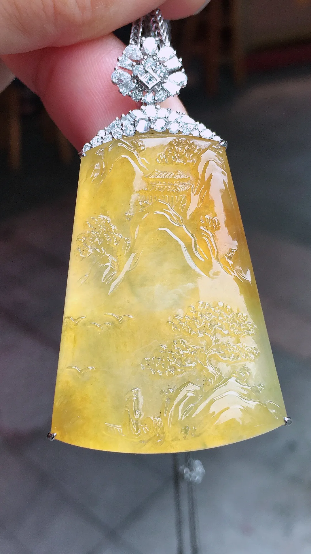 黄翡山水牌吊坠，色泽均匀艳丽，玉质细腻，荧光感超
强，饱满水润，气质满满。18k
金豪华镶嵌