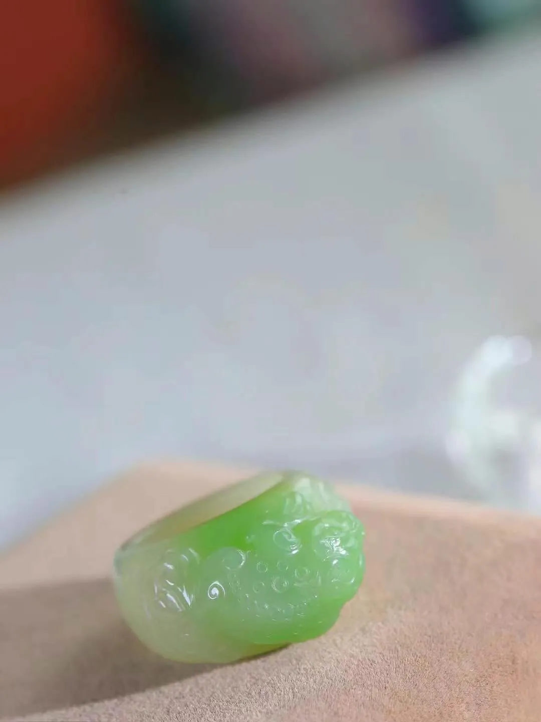 （金蟾聚财.扳指）

精品和田玉翠青金蟾扳指  肉质油润细腻，油脂感强～精工巧雕金蟾 伏身静卧，双目圆凸有神，身圆嘴大。金蟾有“吐宝发财，财源广进”的美好寓意️重17克  尺寸18-16.4-12.5mm    FDT-78503173
