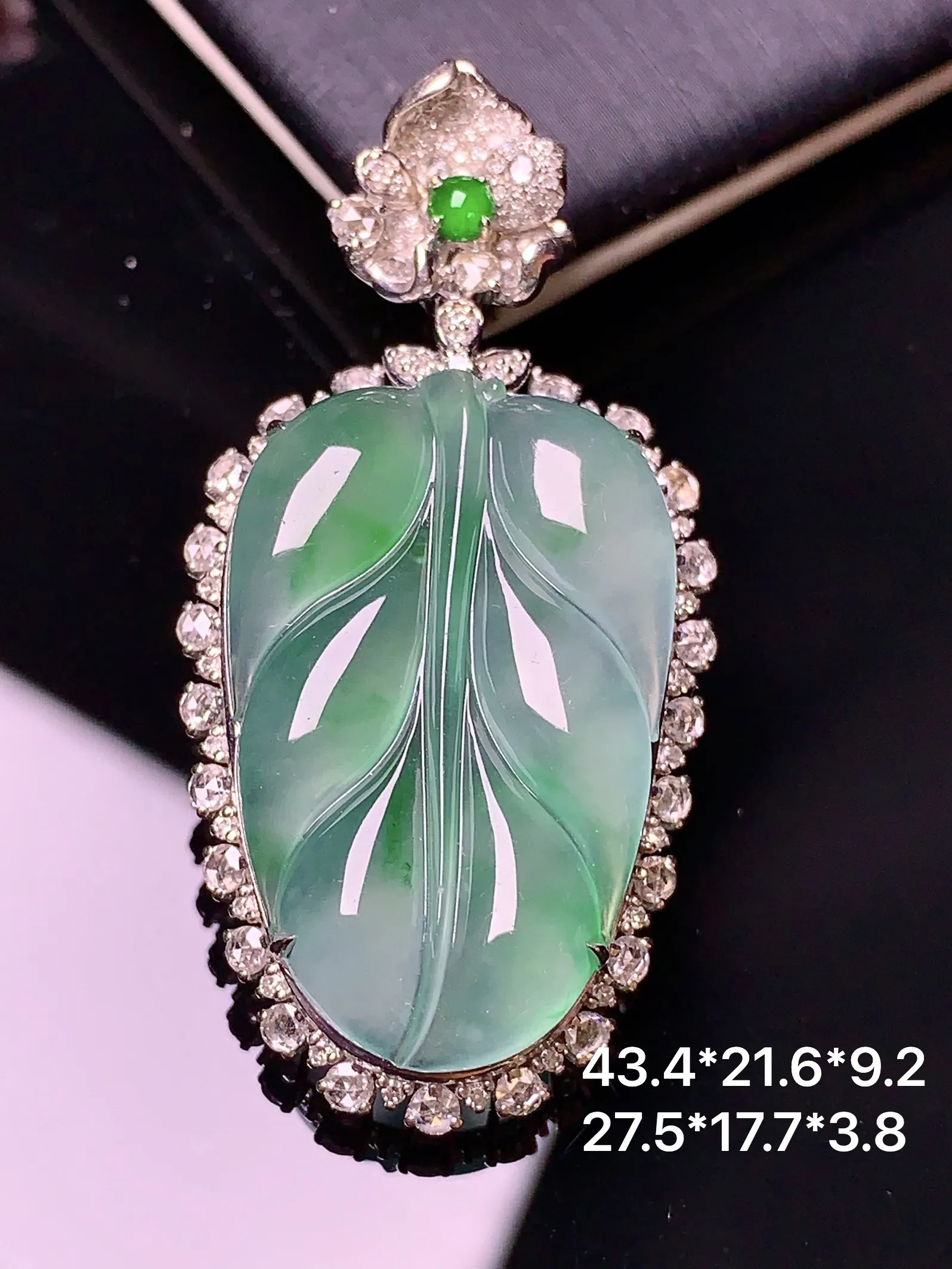18k金钻镶嵌冰种树叶吊坠 玉质细腻 色泽艳丽  整体尺寸43.4*21.6*9.2