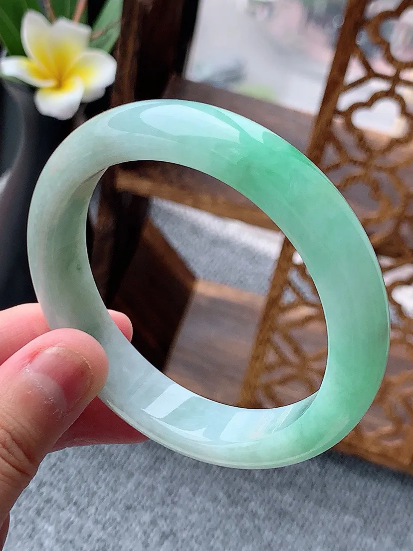 a货翡翠老坑飘绿正装正圈手镯56-57圈口  尺寸56.5×12.3×8.2mm 重量58.53g 0531