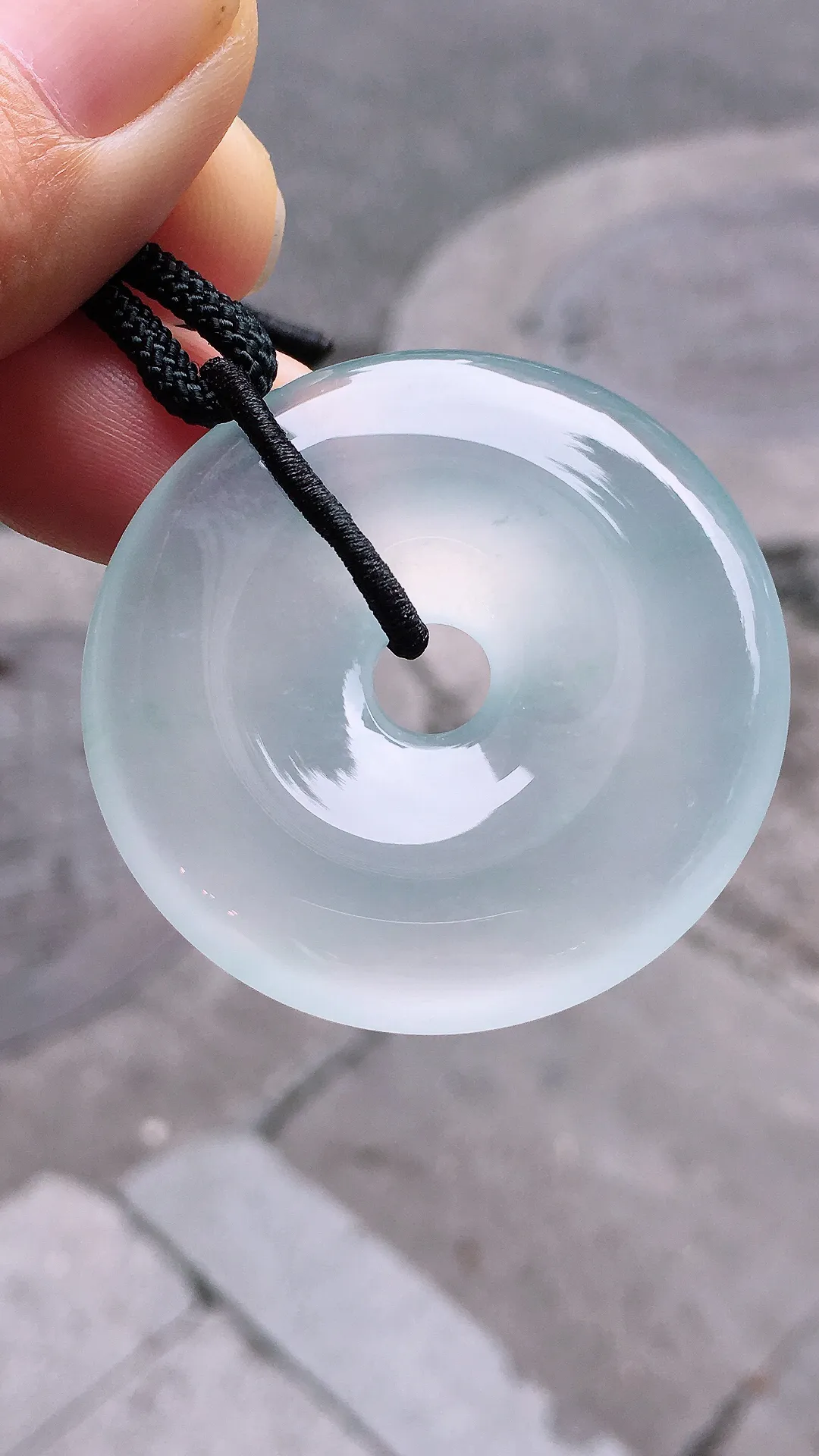 冰种平安扣吊坠，玉质细腻，荧光感超
强，饱满水润，气质满满。