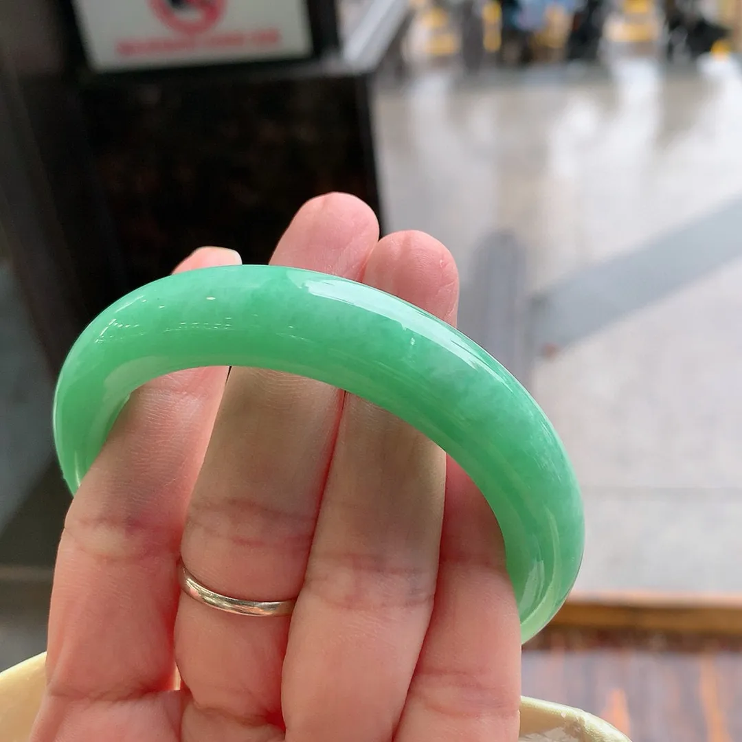 正圈满色阳绿 无瑕 尺寸:58.1/12.7/9.2 满绿️️