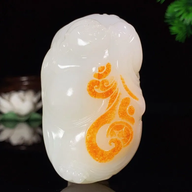 和田玉山料羊脂白玉佛引福来弥勒佛把件。尺寸71/40/33重140克。白度一级。玉质细腻油润。手推出
