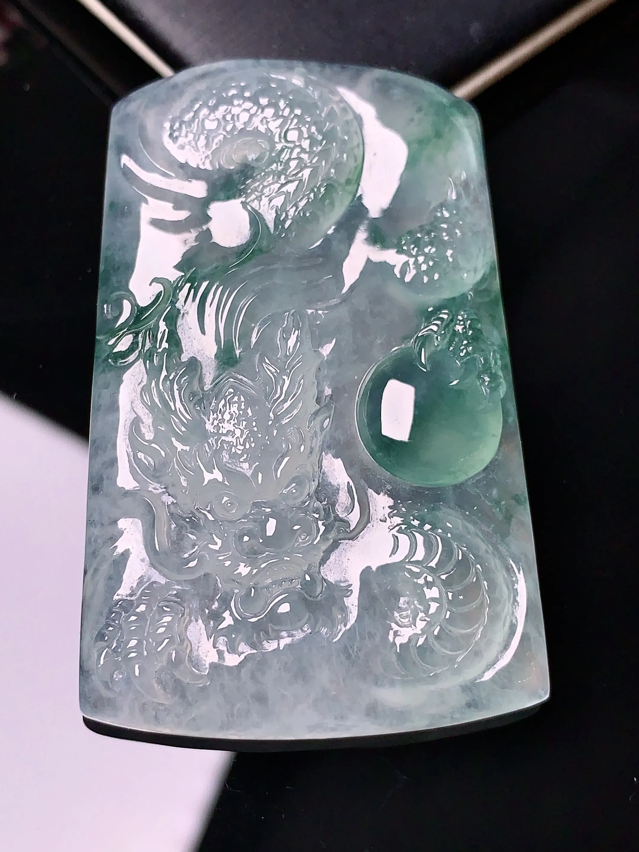 冰种飘绿龙牌吊坠 玉质细腻 色泽艳丽  整体尺寸51.3*31.8*6.6