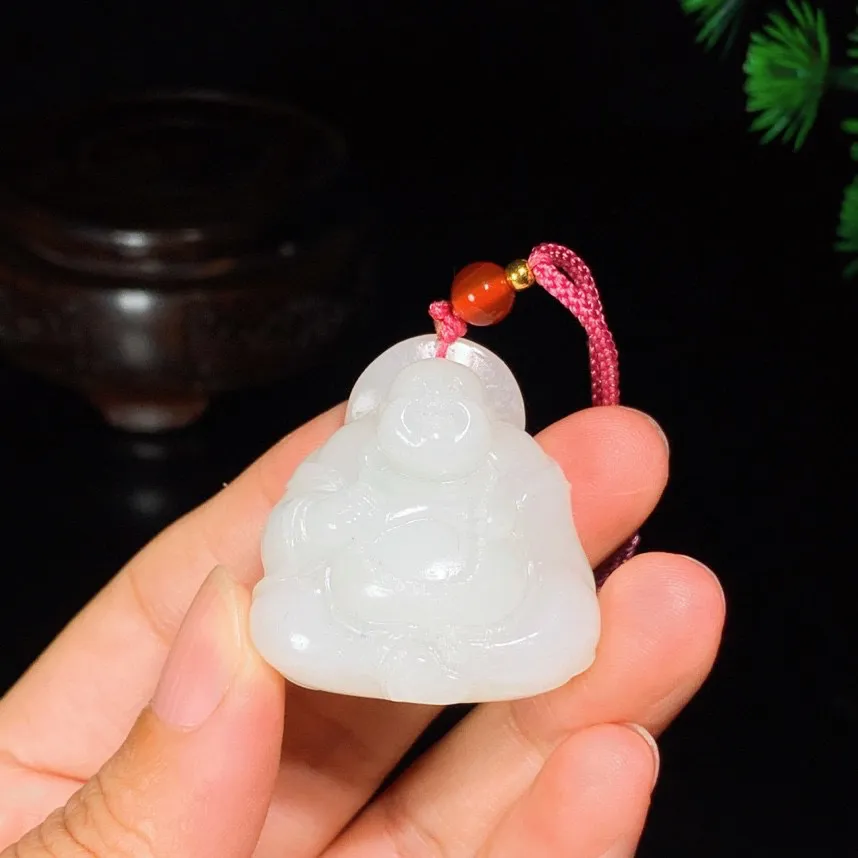 和田玉白玉佛引福来挂件。尺寸35/33/20重33克，玉质细腻油润 脂粉好，品质好！lt250531
