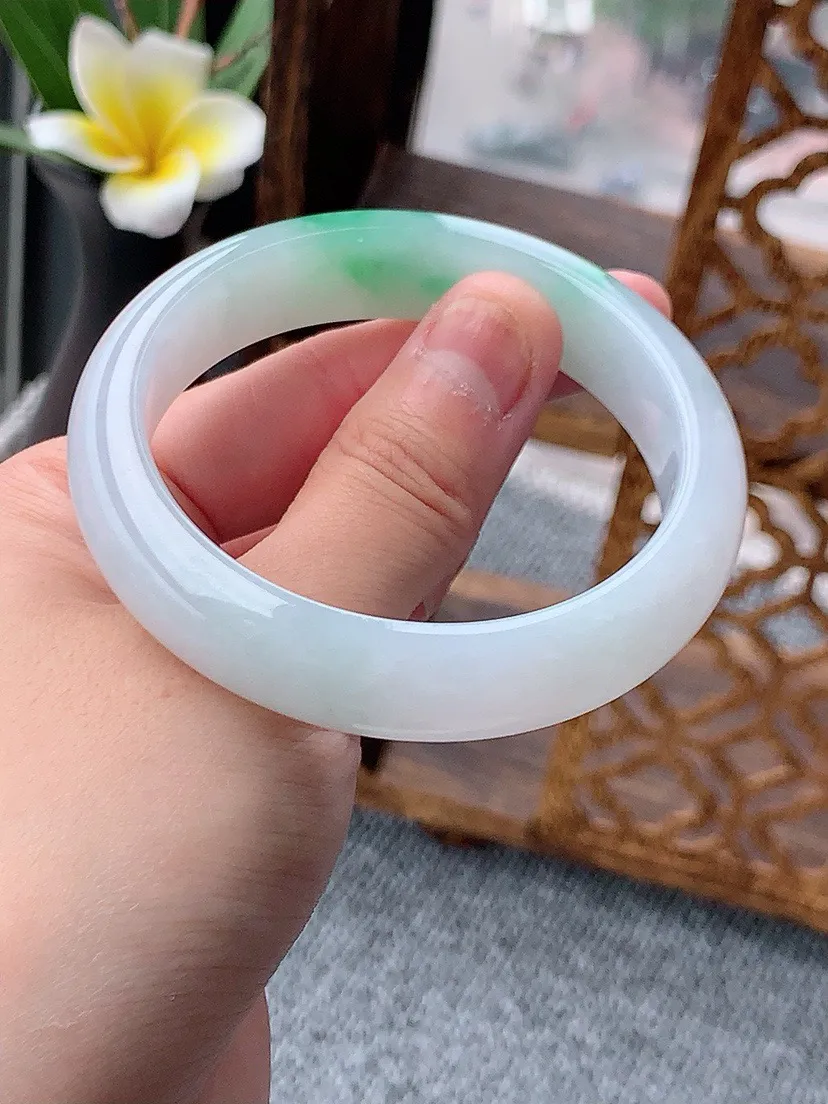a货翡翠老坑飘绿正装正圈手镯53-54圈口  尺寸53.8×13×7.7mm 重量54.88g 0531