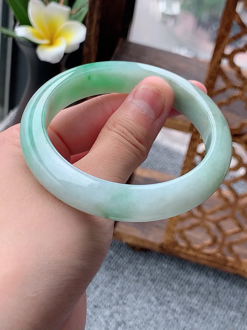 a货翡翠老坑飘绿正装正圈手镯56-57圈口  尺寸56.5×12.3×8.2mm 重量58.53g 0531