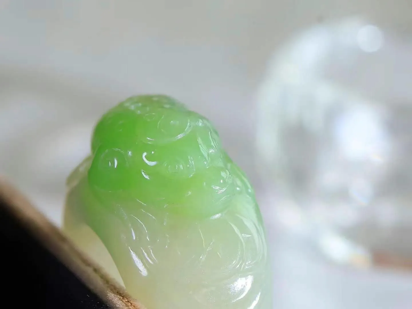 （金蟾聚财.扳指）

精品和田玉翠青金蟾扳指  肉质油润细腻，油脂感强～精工巧雕金蟾 伏身静卧，双目圆凸有神，身圆嘴大。金蟾有“吐宝发财，财源广进”的美好寓意️重17克  尺寸18-16.4-12.5mm    FDT-78503173