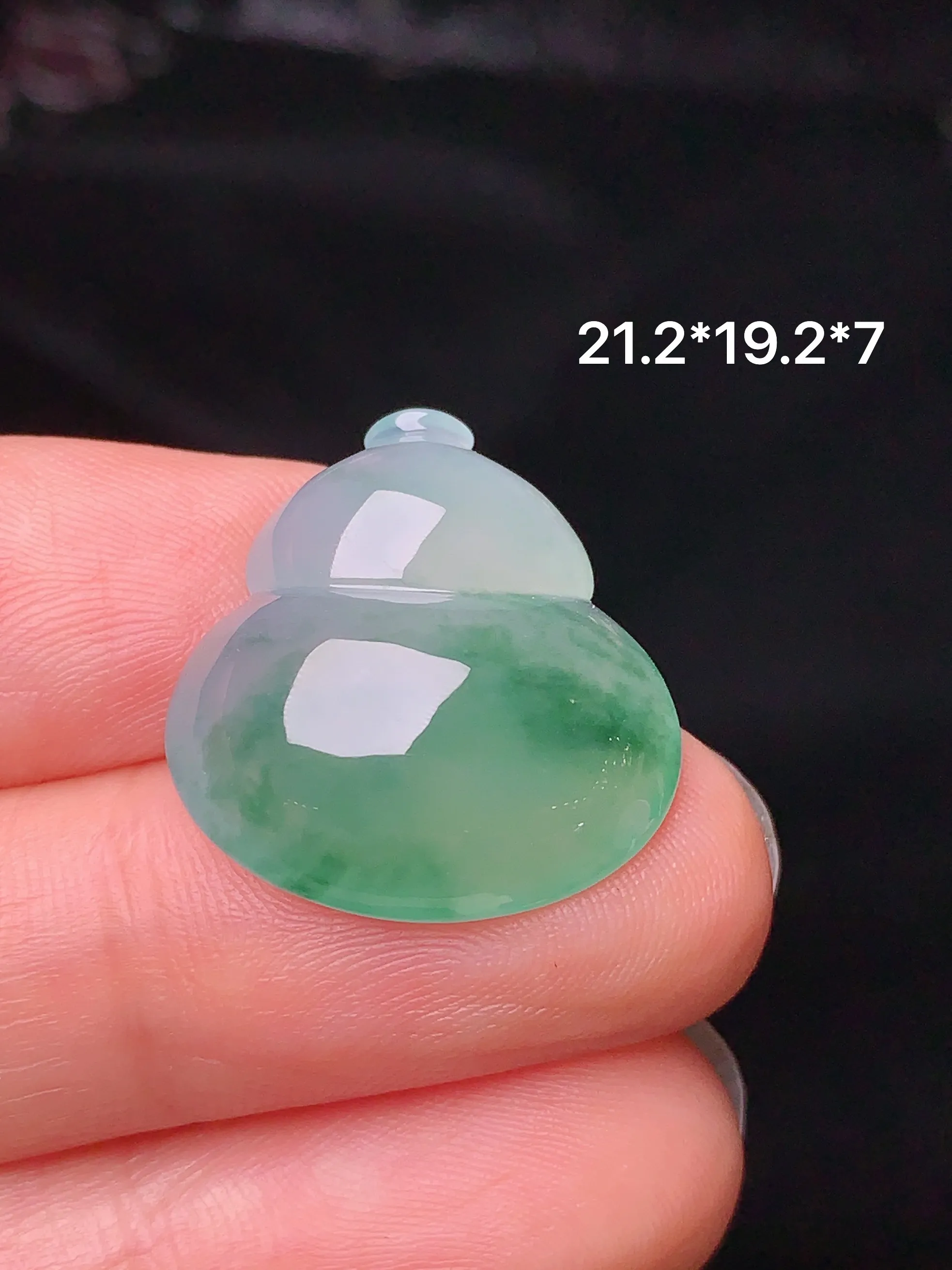 镶嵌款 飘绿葫芦吊坠 玉质细腻 色泽艳丽  整体尺寸21.2*19.2*7