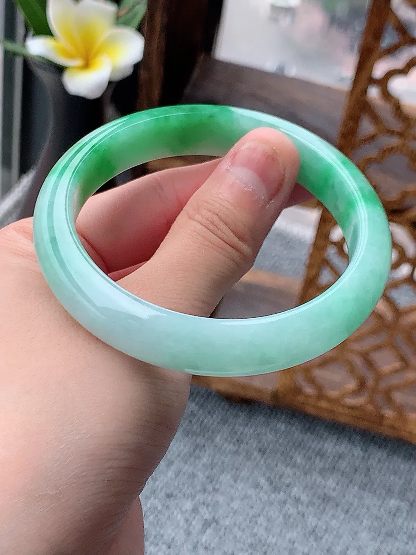 a货翡翠老坑飘绿正装正圈手镯57-58圈口  尺寸57.3×12×7.7mm 重量51.65g 0531