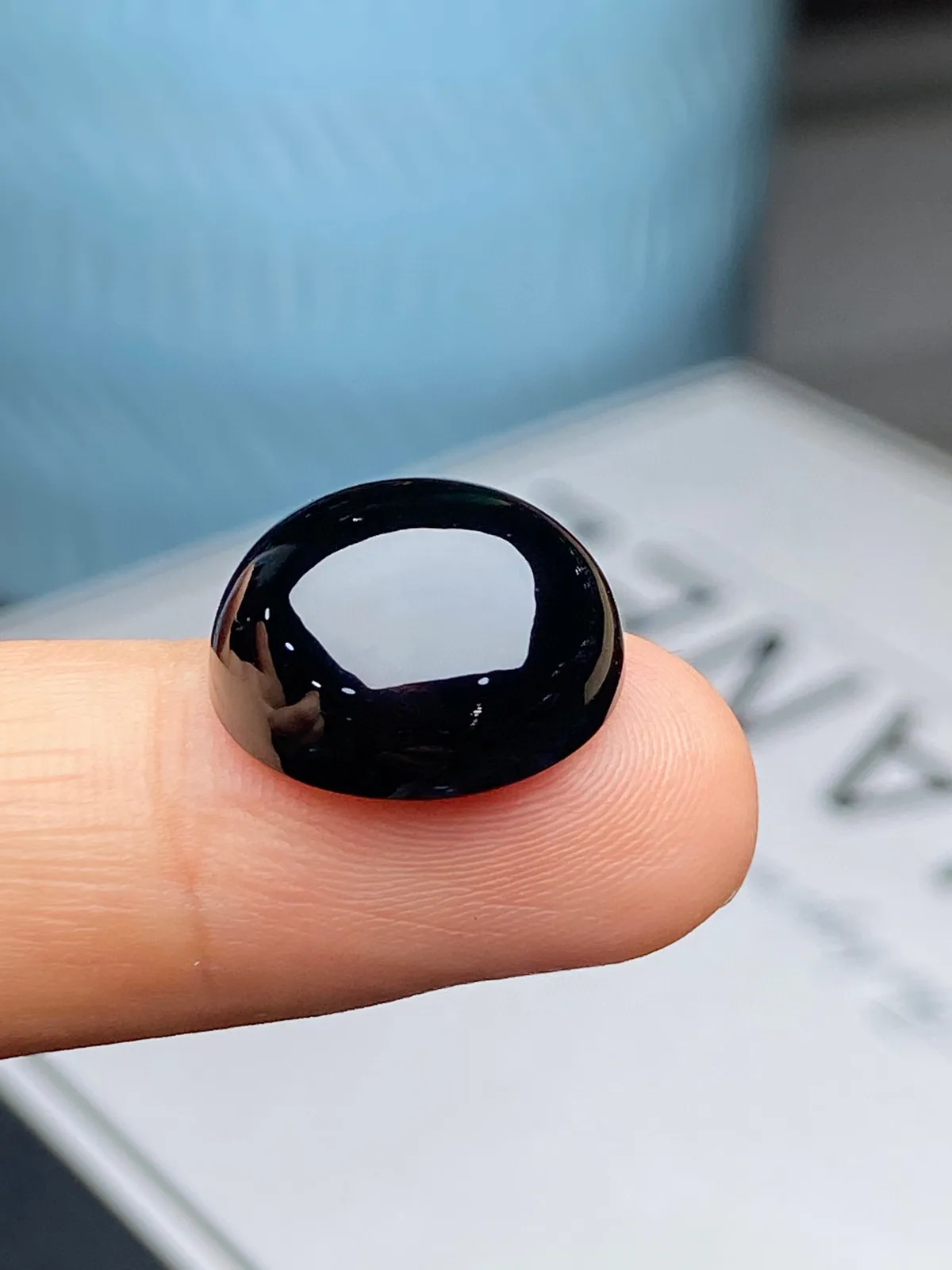 【墨翠裸石】
黑度油黑 灯打通透  品相饱满大气 尺寸15.1/6.8mm