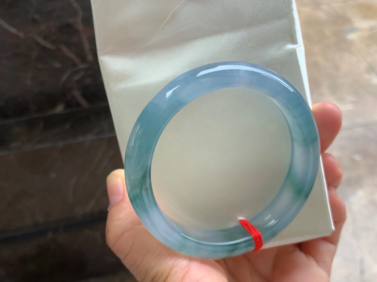 57-12.5-8.5mm
冰种飘花手镯 水润冰透 起胶的料子 性价比不错的