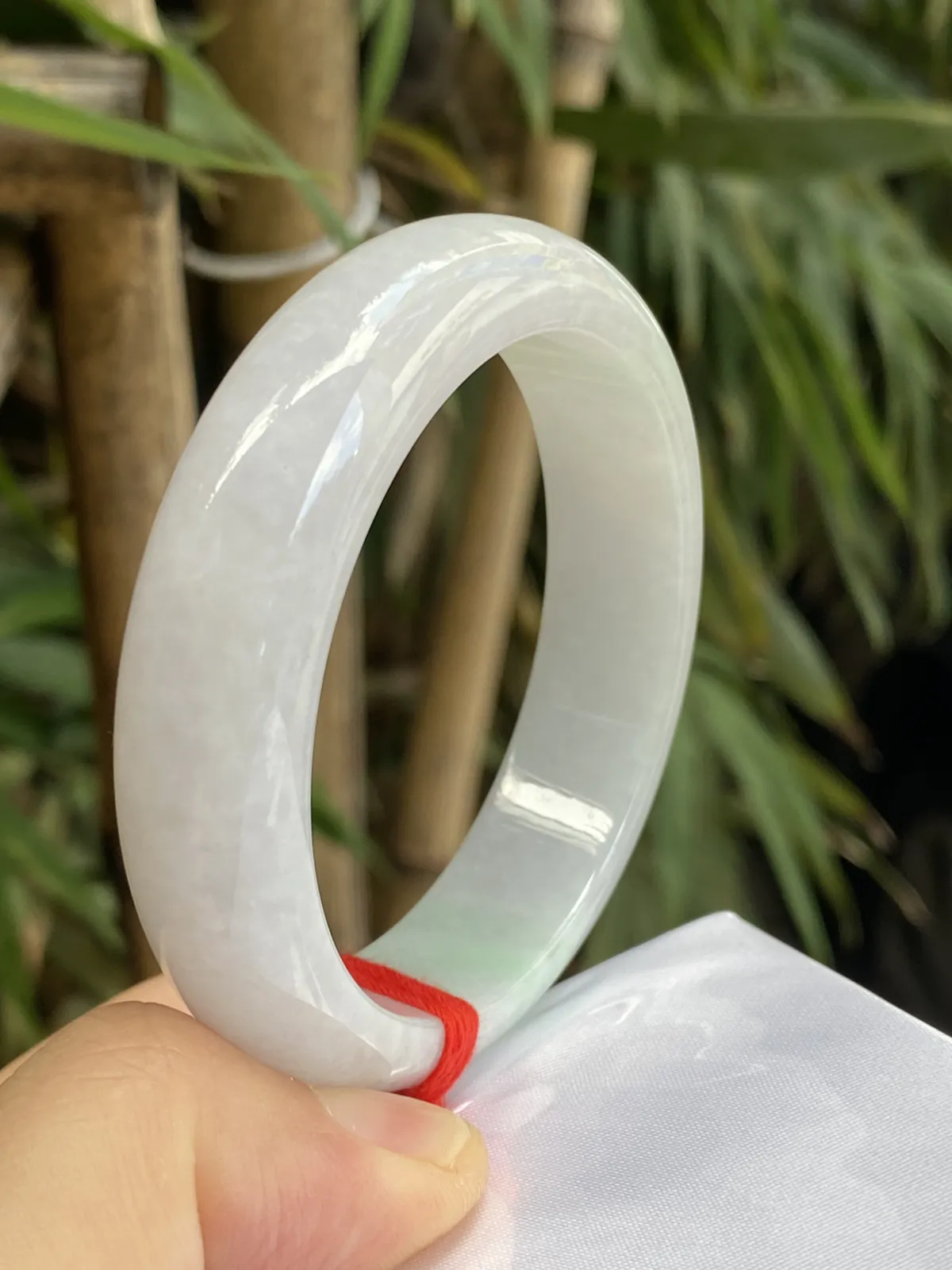 推荐【54圈飘绿镯】飘淡绿花，水润，细腻，种老，水头好，超值～～
