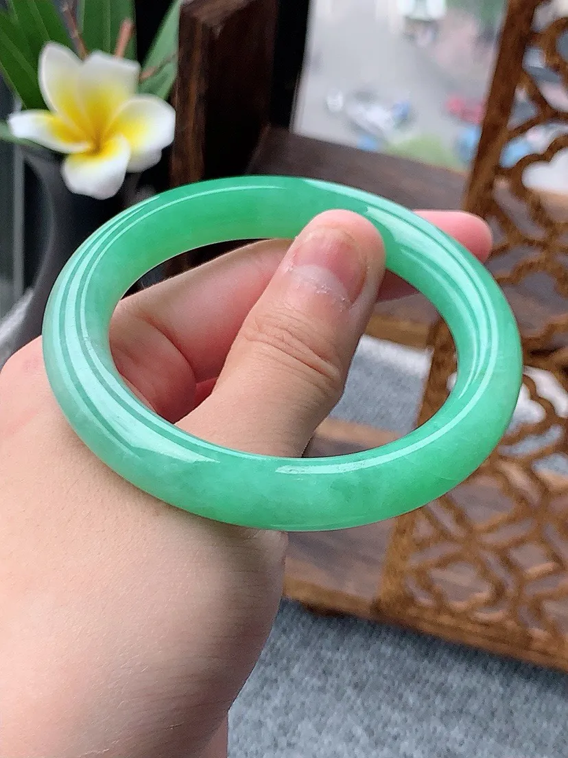 a货翡翠老坑满绿圆条手镯53-54圈口  尺寸53.8×10mm 重量53.50g 0531