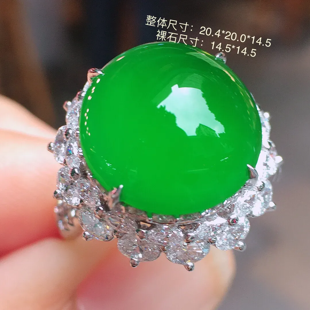 阳绿蛋面戒指，色泽均匀艳丽，玉质细腻，荧光感超
强，饱满水润，气质满满。18k
金豪华镶嵌