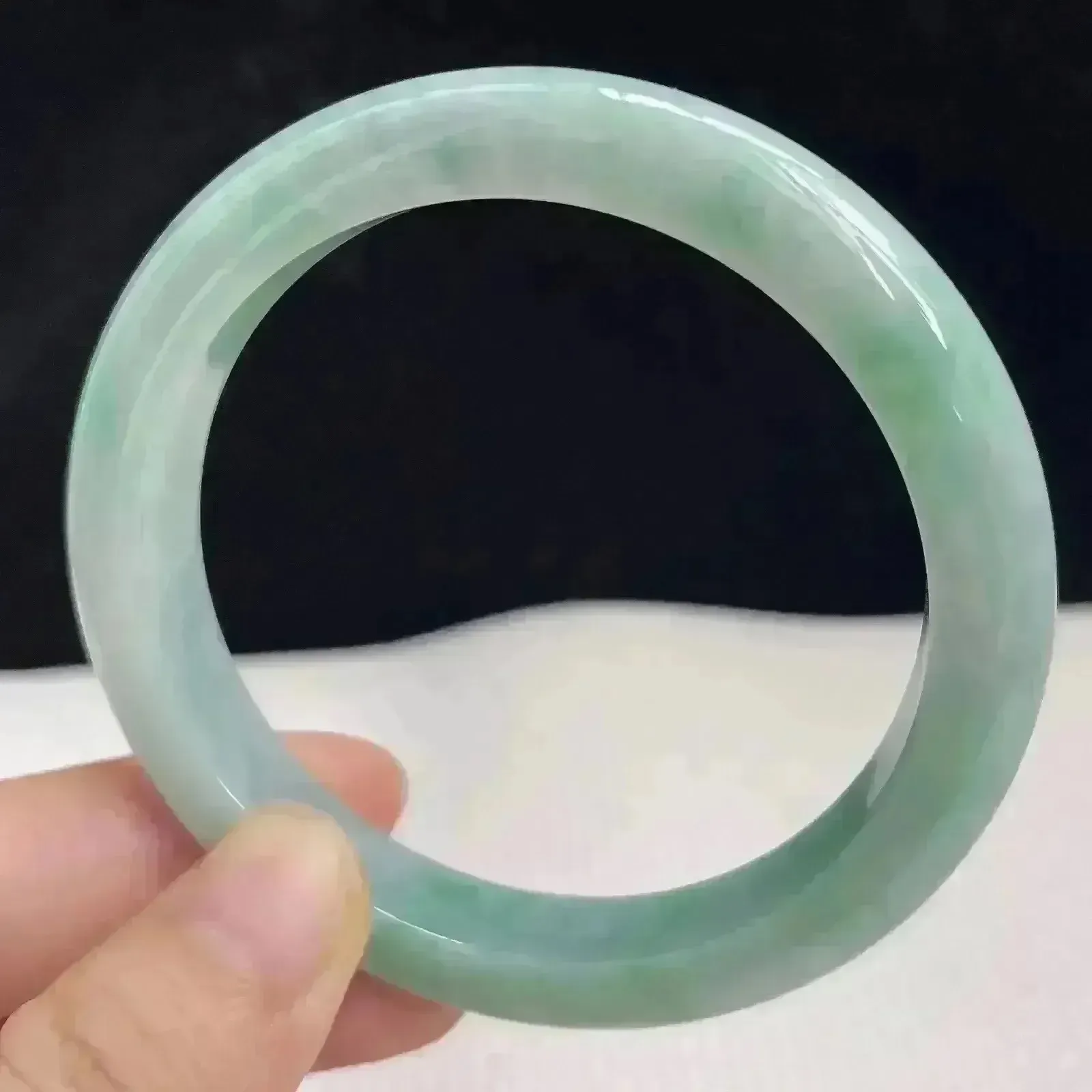 55圈口自然光拍摄天然翡翠A货飘绿好种水正圈手镯 43克
