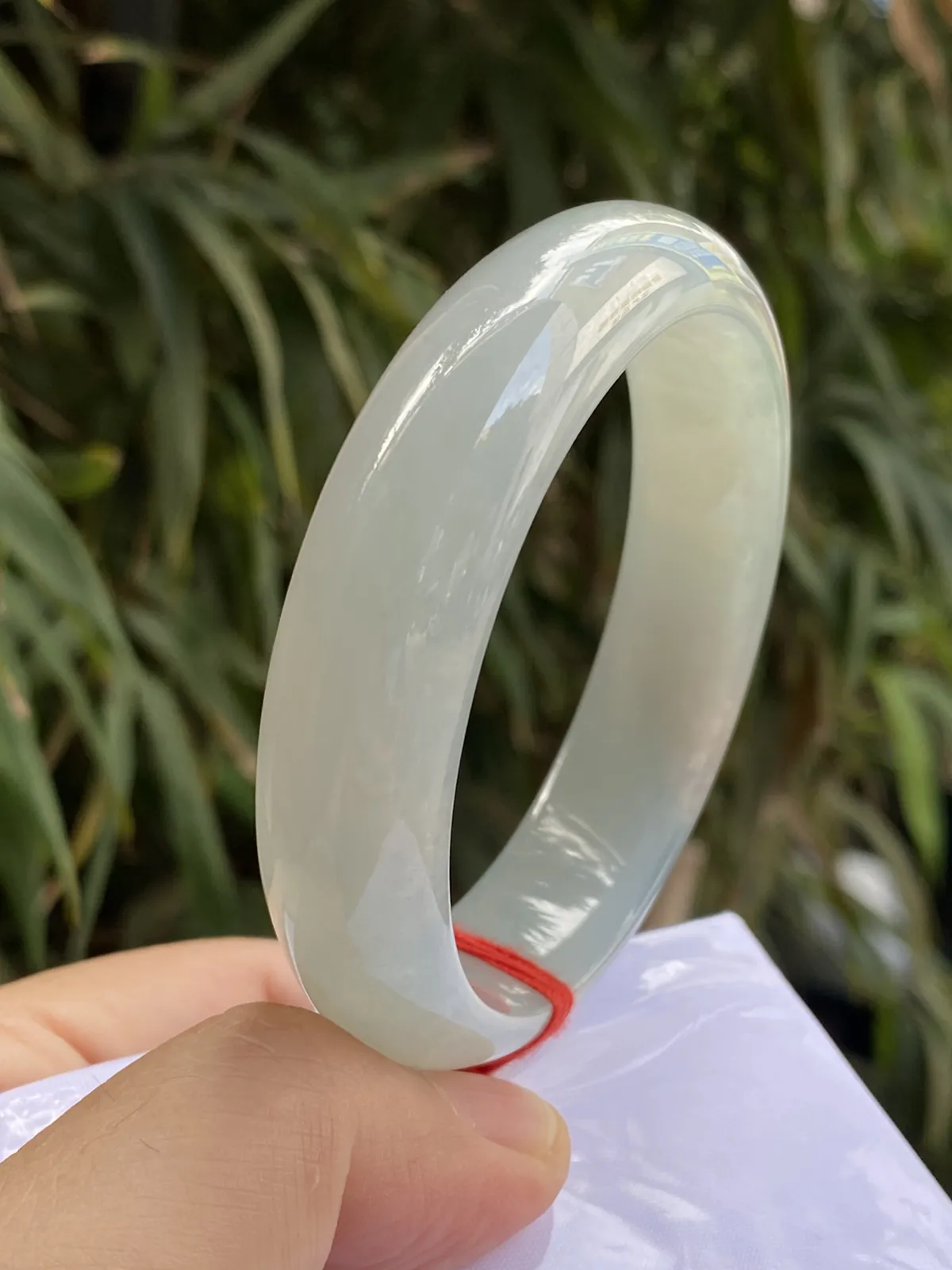 推荐【56.8圈冰绿镯】冰透，冰糯水润，超细腻，粉色处晶体透感，没有任何纹裂，种老水长，种水超好，超值～～
